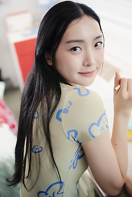 포토 JPG 우먼라이프 응시 여자 패션 실내 한명 미소 근접촬영 상반신 성인 옆모습 아웃포커스 한국인 뒤돌아보기 의료성형뷰티 싱글라이프 성인여자한명만 힙스터 뉴트로 국내포토 1 라이프스타일 시선 뷰포인트 모션 촬영기법 표정 사람 동양인 내부 복고 여자한명만 성인여자만 파일형식