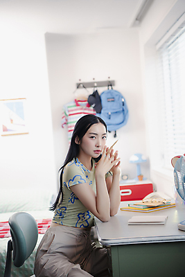 포토 JPG 우먼라이프 응시 여자 패션 의자 실내 무표정 한명 앉기 상반신 성인 옆모습 한국인 책상 의료성형뷰티 싱글라이프 성인여자한명만 힙스터 뉴트로 국내포토 1 라이프스타일 시선 감정 뷰포인트 가구 모션 표정 사람 동양인 내부 복고 여자한명만 성인여자만 파일형식