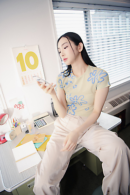 포토 JPG 전신 우먼라이프 응시 여자 패션 실내 무표정 한명 들기 앉기 20대 성인 앞모습 스마트폰 한국인 의료성형뷰티 싱글라이프 성인여자한명만 힙스터 뉴트로 국내포토 1 라이프스타일 시선 감정 뷰포인트 모션 표정 사람 동양인 청년 내부 핸드폰 스마트기기 복고 여자한명만 성인여자만 파일형식