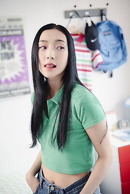 포토 JPG 우먼라이프 응시 여자 패션 실내 한명 근접촬영 상반신 20대 성인 옆모습 아웃포커스 한국인 메롱 곁눈질 의료성형뷰티 싱글라이프 성인여자한명만 힙스터 뉴트로 국내포토 1 라이프스타일 시선 뷰포인트 모션 촬영기법 사람 동양인 청년 내부 복고 여자한명만 성인여자만 파일형식