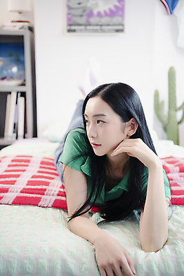 포토 JPG 우먼라이프 응시 여자 패션 엎드리기 실내 한명 근접촬영 상반신 20대 성인 앞모습 아웃포커스 눕기 턱괴기 한국인 침대 의료성형뷰티 싱글라이프 성인여자한명만 힙스터 뉴트로 국내포토 1 라이프스타일 시선 뷰포인트 가구 모션 촬영기법 사람 동양인 청년 내부 복고 여자한명만 성인여자만 파일형식