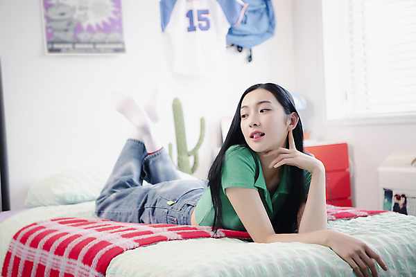 포토 JPG 전신 우먼라이프 여자 패션 엎드리기 실내 한명 20대 성인 옆모습 눕기 한국인 침대 메롱 의료성형뷰티 싱글라이프 성인여자한명만 힙스터 뉴트로 국내포토 1 라이프스타일 뷰포인트 가구 모션 사람 동양인 청년 내부 복고 여자한명만 성인여자만 파일형식