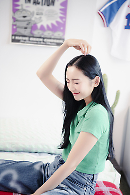 포토 JPG 우먼라이프 여자 패션 포즈 실내 한명 미소 근접촬영 상반신 20대 성인 옆모습 눈감음 한국인 침대 의료성형뷰티 싱글라이프 성인여자한명만 힙스터 뉴트로 놓기 국내포토 1 라이프스타일 뷰포인트 가구 모션 표정 사람 동양인 청년 내부 복고 여자한명만 성인여자만 파일형식