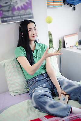 포토 JPG 우먼라이프 여자 패션 휴식 실내 한명 미소 앉기 상반신 20대 성인 앞모습 옆모습 헤드폰 음악감상 듣기 한국인 청바지 침대 던지기 테니스공 카세트플레이어 의료성형뷰티 싱글라이프 성인여자한명만 힙스터 뉴트로 국내포토 1 라이프스타일 뷰포인트 음향기기 가구 컨셉 바지 공 모션 표정 사람 동양인 청년 내부 감상 테니스용품 복고 플레이어 여자한명만 성인여자만 파일형식