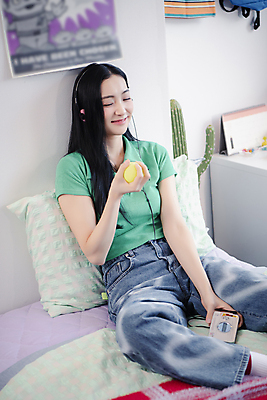 포토 JPG 우먼라이프 여자 패션 휴식 실내 한명 미소 들기 앉기 상반신 20대 성인 앞모습 옆모습 눈감음 헤드폰 음악감상 듣기 한국인 청바지 침대 잡기 카세트플레이어 의료성형뷰티 싱글라이프 성인여자한명만 힙스터 뉴트로 국내포토 1 라이프스타일 뷰포인트 음향기기 가구 컨셉 바지 모션 표정 사람 동양인 청년 내부 감상 복고 플레이어 여자한명만 성인여자만 파일형식