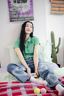 포토 JPG 전신 우먼라이프 여자 패션 휴식 실내 한명 미소 앉기 20대 성인 앞모습 헤드폰 음악감상 듣기 한국인 청바지 침대 카세트플레이어 의료성형뷰티 싱글라이프 성인여자한명만 힙스터 뉴트로 국내포토 1 라이프스타일 뷰포인트 음향기기 가구 컨셉 바지 모션 표정 사람 동양인 청년 내부 감상 복고 플레이어 여자한명만 성인여자만 파일형식