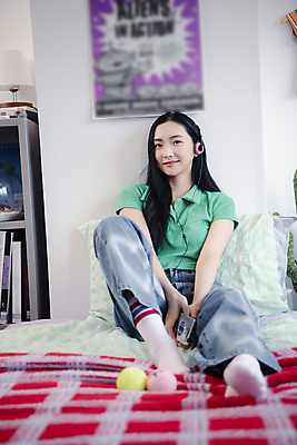 포토 JPG 전신 우먼라이프 응시 여자 패션 휴식 실내 한명 미소 앉기 20대 성인 앞모습 헤드폰 음악감상 듣기 한국인 청바지 카세트플레이어 의료성형뷰티 싱글라이프 성인여자한명만 힙스터 뉴트로 국내포토 1 라이프스타일 시선 뷰포인트 음향기기 컨셉 바지 모션 표정 사람 동양인 청년 내부 감상 복고 플레이어 여자한명만 성인여자만 파일형식