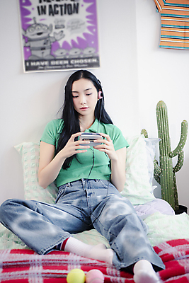 포토 JPG 전신 우먼라이프 응시 여자 패션 휴식 실내 한명 들기 앉기 20대 성인 앞모습 헤드폰 음악감상 듣기 한국인 청바지 침대 카세트플레이어 의료성형뷰티 싱글라이프 성인여자한명만 힙스터 뉴트로 국내포토 1 라이프스타일 시선 뷰포인트 음향기기 가구 컨셉 바지 모션 사람 동양인 청년 내부 감상 복고 플레이어 여자한명만 성인여자만 파일형식