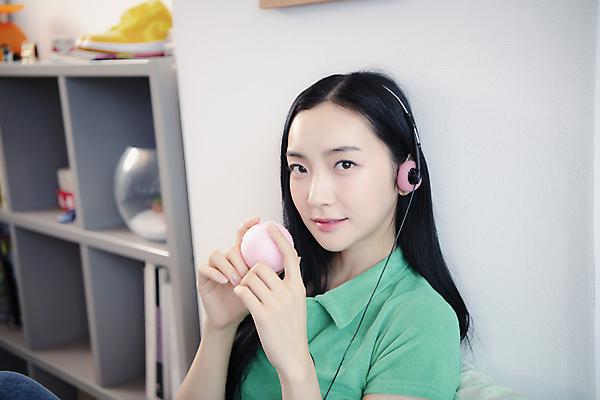 포토 JPG 우먼라이프 응시 여자 패션 실내 한명 미소 상반신 20대 성인 옆모습 헤드폰 음악감상 듣기 한국인 테니스공 의료성형뷰티 싱글라이프 성인여자한명만 힙스터 뉴트로 국내포토 1 라이프스타일 시선 뷰포인트 음향기기 공 모션 표정 사람 동양인 청년 내부 감상 테니스용품 복고 여자한명만 성인여자만 파일형식