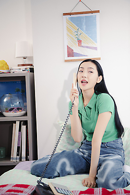 포토 JPG 전신 우먼라이프 여자 패션 실내 입벌림 한명 들기 앉기 20대 성인 옆모습 듣기 한국인 청바지 전화기 통화 의료성형뷰티 싱글라이프 성인여자한명만 힙스터 뉴트로 국내포토 1 라이프스타일 뷰포인트 바지 모션 표정 사람 동양인 청년 내부 복고 여자한명만 성인여자만 파일형식