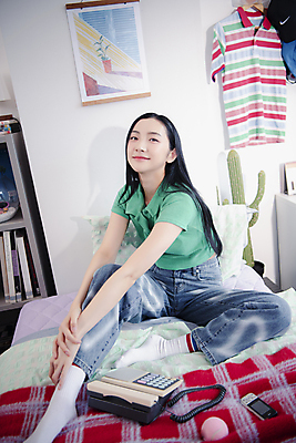 포토 JPG 전신 우먼라이프 응시 여자 패션 실내 한명 미소 앉기 20대 성인 앞모습 한국인 청바지 전화기 의료성형뷰티 싱글라이프 성인여자한명만 힙스터 뉴트로 국내포토 1 라이프스타일 시선 뷰포인트 바지 모션 표정 사람 동양인 청년 내부 복고 여자한명만 성인여자만 파일형식