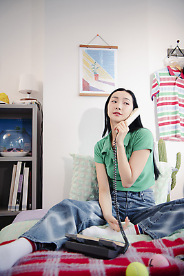 포토 JPG 전신 우먼라이프 여자 패션 실내 한명 들기 앉기 20대 성인 앞모습 듣기 한국인 청바지 전화기 통화 곁눈질 의료성형뷰티 싱글라이프 성인여자한명만 힙스터 뉴트로 국내포토 1 라이프스타일 뷰포인트 바지 모션 사람 동양인 청년 내부 복고 여자한명만 성인여자만 파일형식