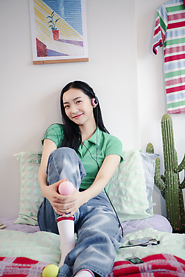 포토 JPG 전신 우먼라이프 응시 여자 패션 실내 한명 미소 들기 앉기 20대 성인 앞모습 헤드폰 듣기 한국인 청바지 카세트플레이어 의료성형뷰티 싱글라이프 성인여자한명만 힙스터 뉴트로 국내포토 1 라이프스타일 시선 뷰포인트 음향기기 바지 모션 표정 사람 동양인 청년 내부 복고 플레이어 여자한명만 성인여자만 파일형식