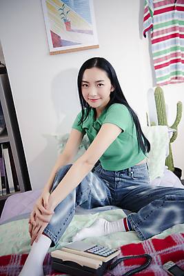 포토 JPG 전신 우먼라이프 응시 여자 패션 실내 한명 미소 앉기 20대 성인 앞모습 옆모습 한국인 청바지 침대 전화기 의료성형뷰티 싱글라이프 성인여자한명만 힙스터 뉴트로 국내포토 1 라이프스타일 시선 뷰포인트 가구 바지 모션 표정 사람 동양인 청년 내부 복고 여자한명만 성인여자만 파일형식