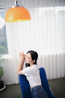포토 JPG 우먼라이프 여자 패션 의자 전등 실내 한명 상반신 20대 성인 옆모습 기댐 한국인 손모으기 의료성형뷰티 싱글라이프 성인여자한명만 국내포토 1 라이프스타일 뷰포인트 가구 모션 조명 사람 동양인 손짓 청년 내부 여자한명만 성인여자만 파일형식
