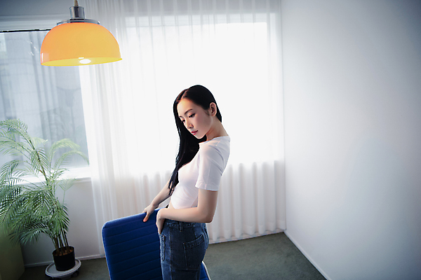 포토 JPG 우먼라이프 여자 패션 실내 무표정 한명 상반신 20대 성인 옆모습 한국인 잡기 주머니손 의료성형뷰티 싱글라이프 성인여자한명만 국내포토 1 라이프스타일 감정 뷰포인트 모션 표정 사람 동양인 청년 내부 여자한명만 성인여자만 파일형식