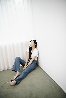 포토 JPG 전신 우먼라이프 응시 여자 패션 실내 무표정 한명 앉기 20대 성인 옆모습 한국인 청바지 의료성형뷰티 성인여자한명만 국내포토 1 라이프스타일 시선 감정 뷰포인트 바지 모션 표정 사람 동양인 청년 내부 여자한명만 성인여자만 파일형식