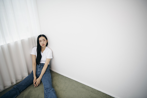 포토 JPG 우먼라이프 응시 여자 패션 실내 무표정 한명 앉기 상반신 20대 성인 앞모습 한국인 청바지 의료성형뷰티 성인여자한명만 국내포토 1 라이프스타일 시선 감정 뷰포인트 바지 모션 표정 사람 동양인 청년 내부 여자한명만 성인여자만 파일형식