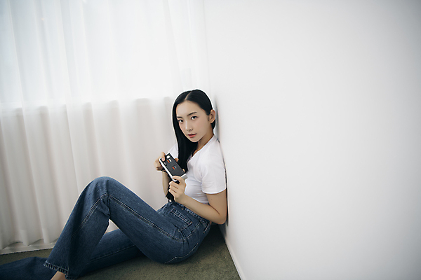 포토 JPG 전신 우먼라이프 응시 여자 패션 실내 한명 미소 들기 앉기 20대 성인 옆모습 카메라 한국인 청바지 의료성형뷰티 성인여자한명만 국내포토 1 라이프스타일 시선 뷰포인트 바지 모션 표정 사람 동양인 청년 내부 전자제품 여자한명만 성인여자만 파일형식