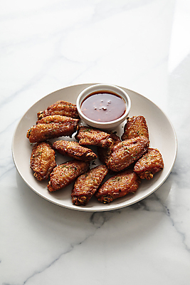 포토 JPG 실내 사람없음 치킨 소스 흰배경 닭날개 맛있는 국내포토 백그라운드 내부 닭고기 흰색 양념 닭고기요리 파일형식