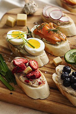 포토 JPG 실내 근접촬영 사람없음 나무도마 타파스 알록달록 오픈샌드위치 국내포토 뷰포인트 도마 샌드위치 내부 목재 컬러풀 애피타이저 파일형식