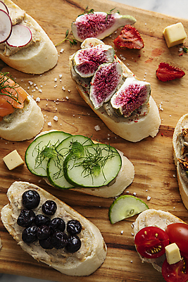 포토 JPG 실내 사람없음 나무도마 타파스 알록달록 오픈샌드위치 국내포토 도마 샌드위치 내부 목재 컬러풀 애피타이저 파일형식