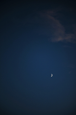 포토 JPG 밤하늘 사람없음 야외 야간 초승달 공허 국내포토 자연요소 컨셉 하늘 달 파일형식