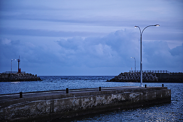 포토 JPG 구름 가로등 등대 사람없음 제주도 고요 야간 저녁 흐림 여름밤 국내포토 자연요소 공공시설 날씨 한국 여름 파일형식