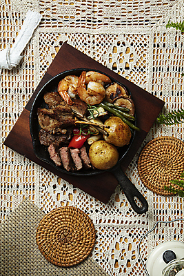 포토 JPG 탁자 사람없음 식탁보 바비큐 나무도마 국내포토 음식 가구 도마 목재 파일형식