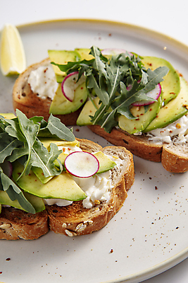 포토 JPG 주간 실내 사람없음 신선 흰배경 건강식 맛있는 플레이팅 오픈샌드위치 국내포토 자연요소 음식 백그라운드 샌드위치 내부 흰색 상차림 파일형식