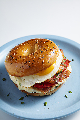 포토 JPG 실내 사람없음 햄버거 흰배경 베이글 베이글샌드위치 맛있는 국내포토 빵 백그라운드 패스트푸드 샌드위치 내부 흰색 파일형식