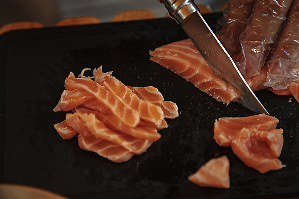 포토 JPG 손 손가락 도마 실내 근접촬영 신체부위 자르기 재료손질 연어 연어회 생연어 국내포토 뷰포인트 모션 주방용품 어류 사람 내부 생선회 손질 파일형식