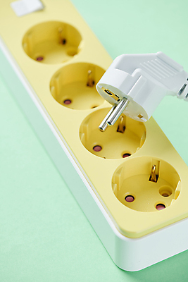 포토 JPG 스튜디오촬영 근접촬영 사람없음 에너지 절약 콘센트 플러그 전기에너지 오브젝트 에너지절약 멀티탭 전기절약 민트색배경 국내포토 뷰포인트 백그라운드 컨셉 실내 민트색 파일형식