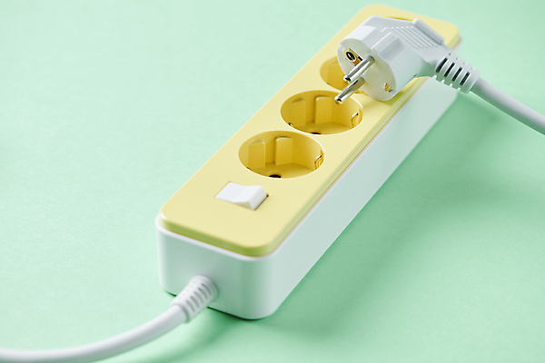 포토 JPG 스튜디오촬영 사람없음 에너지 절약 콘센트 플러그 전기에너지 하락 오브젝트 에너지절약 상승 점검 멀티탭 전기절약 민트색배경 국내포토 에너지의날 기념일 백그라운드 컨셉 실내 민트색 파일형식