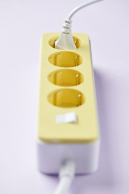 포토 JPG 스튜디오촬영 근접촬영 사람없음 에너지 콘센트 플러그 전기에너지 소프트포커스 오브젝트 멀티탭 보라색배경 국내포토 뷰포인트 백그라운드 촬영기법 실내 보라색 파일형식