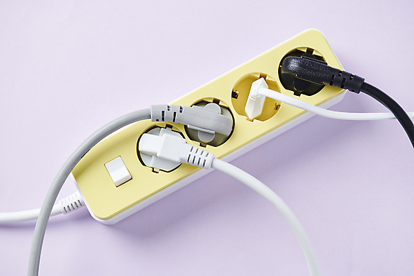 포토 JPG 스튜디오촬영 사람없음 에너지 콘센트 플러그 전기에너지 가득함 오브젝트 멀티탭 보라색배경 국내포토 백그라운드 실내 보라색 파일형식