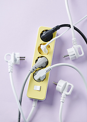 포토 JPG 스튜디오촬영 사람없음 에너지 콘센트 플러그 전기에너지 가득함 오브젝트 멀티탭 보라색배경 국내포토 백그라운드 실내 보라색 파일형식