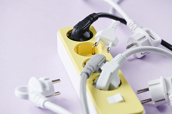 포토 JPG 스튜디오촬영 근접촬영 사람없음 에너지 콘센트 플러그 전기에너지 가득함 오브젝트 멀티탭 보라색배경 국내포토 뷰포인트 백그라운드 실내 보라색 파일형식