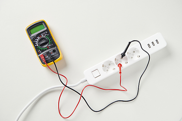 포토 JPG 스튜디오촬영 사람없음 에너지 콘센트 전기에너지 측정 오브젝트 확인 검사_조사 흰배경 단자 멀티탭 멀티미터 국내포토 백그라운드 실내 장비 흰색 파일형식