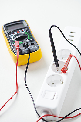 포토 JPG 스튜디오촬영 근접촬영 사람없음 에너지 콘센트 전기에너지 측정 오브젝트 확인 검사_조사 흰배경 점검 멀티탭 멀티미터 국내포토 뷰포인트 백그라운드 실내 장비 흰색 파일형식