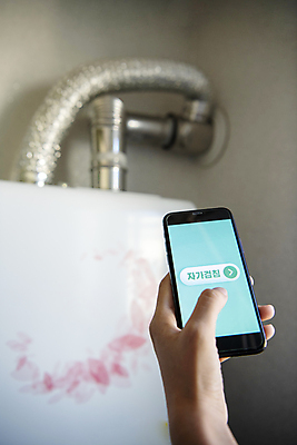 포토 JPG 손 실내 들기 근접촬영 아웃포커스 신체부위 스마트폰 에너지 절약 에너지절약 점검 보일러 국내포토 에너지의날 기념일 뷰포인트 컨셉 모션 촬영기법 사람 내부 핸드폰 스마트기기 파일형식