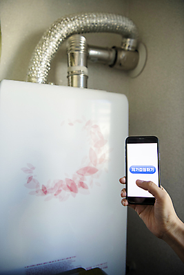 포토 JPG 손 실내 들기 근접촬영 아웃포커스 신체부위 스마트폰 에너지 절약 에너지절약 점검 보일러 국내포토 뷰포인트 컨셉 모션 촬영기법 사람 내부 핸드폰 스마트기기 파일형식