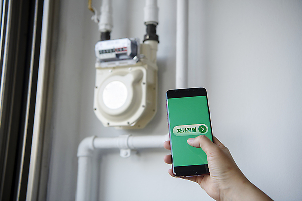 포토 JPG 손 실내 들기 근접촬영 신체부위 스마트폰 에너지 절약 에너지절약 파이프 가스 점검 가스관 가스점검 국내포토 에너지의날 기념일 뷰포인트 컨셉 모션 사람 내부 핸드폰 스마트기기 파일형식 가스. 점검