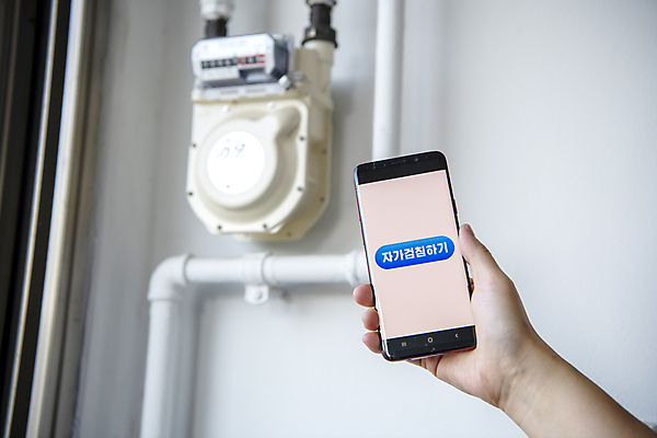 포토 JPG 손 실내 들기 근접촬영 신체부위 스마트폰 에너지 절약 에너지절약 파이프 가스 점검 가스관 가스점검 국내포토 뷰포인트 컨셉 모션 사람 내부 핸드폰 스마트기기 파일형식 가스. 점검