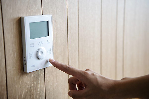 포토 JPG 손 실내 근접촬영 신체부위 에너지 절약 에너지절약 난방 스위치 나무벽 점검 난방장치 보일러 전원버튼 전원오프 조절기 끄기 국내포토 벽 뷰포인트 컨셉 모션 버튼 사람 내부 목재 기계 장비 전원_전기 파일형식