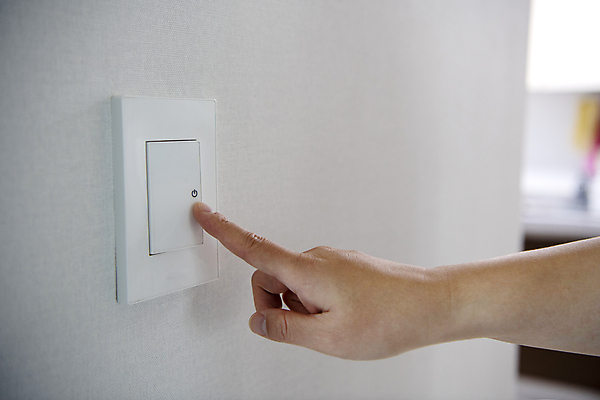 포토 JPG 손 실내 근접촬영 아웃포커스 신체부위 에너지 절약 누름 실내등 스위치 전기절약 국내포토 뷰포인트 컨셉 모션 조명 촬영기법 사람 내부 파일형식