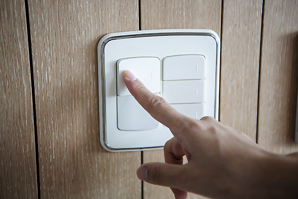 포토 JPG 손 실내 근접촬영 신체부위 에너지 절약 에너지절약 실내등 스위치 나무벽 전기절약 전원오프 끄기 국내포토 에너지의날 기념일 벽 뷰포인트 컨셉 모션 조명 사람 내부 목재 파일형식