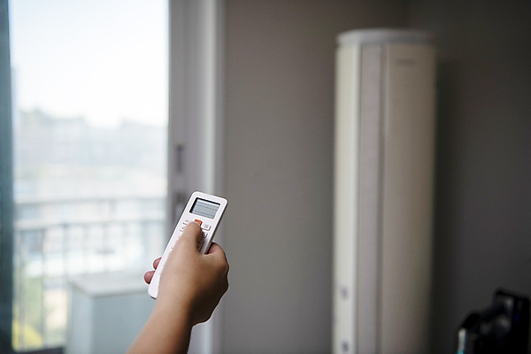 포토 JPG 손 실내 들기 아웃포커스 신체부위 에너지 절약 리모컨 에어컨 에너지절약 전기절약 끄기 국내포토 컨셉 모션 촬영기법 사람 내부 가전제품 파일형식