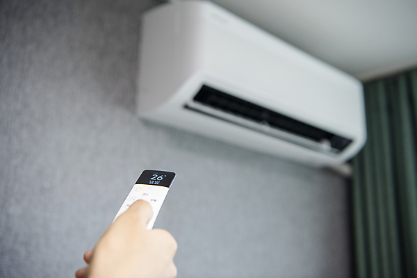 포토 JPG 손 실내 들기 아웃포커스 신체부위 에너지 절약 리모컨 에어컨 에너지절약 전기절약 전원오프 끄기 국내포토 컨셉 모션 촬영기법 사람 내부 가전제품 파일형식