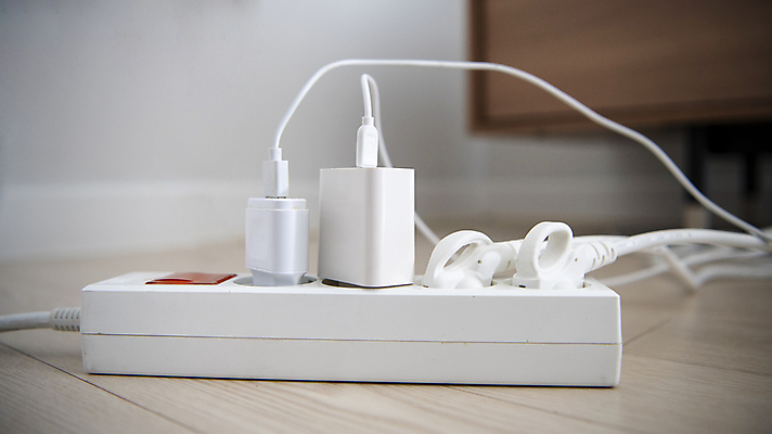 포토 JPG 바닥 실내 근접촬영 사람없음 아웃포커스 에너지 콘센트 전기에너지 가득함 오브젝트 낭비 멀티탭 국내포토 뷰포인트 컨셉 촬영기법 내부 파일형식